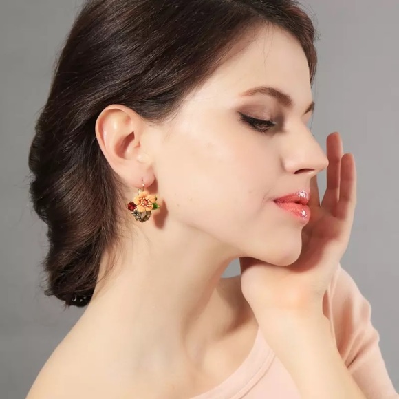 NEW 🌸💎 Enamel Flower & Crystal leverback earring - Picture 3 of 4